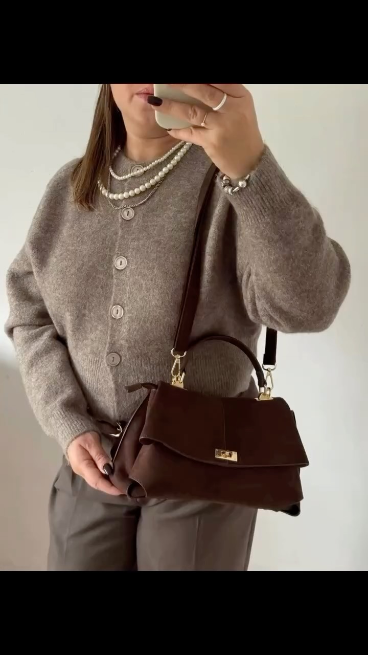 Ulubiony viralowy sweterek @zara w przepięknym kolorze jasnego brązu? 

Idealnie uzupełniają całą stylizację nasze torebki 👜 @och_torebki 

Kolekcja torebek brązowych z ekologicznego zamszu, prawdziwego zamszu oraz już w jaśniejszych kolorach (taupe, beżowe) dostępne na naszej stronie ochtorebki.pl 

Darmowa dostawa ze SMART? 
Znajdziesz nas również na Allegro ochtorebki_pl 

#ochtorebki #torebka #torebkadamska #viralowysweter #stylizacja