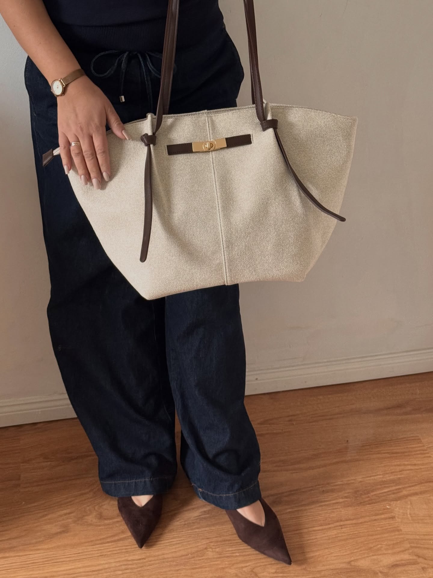 Poznaj kolejną naszą NOWOŚĆ. 

Torebka 👜 shopper beżowa z brązowymi elementami.

Zapinana na zamek.
Mieści A4. 

Idealna do pracy, na studia.

Masz pytanie - chętnie doradzimy.

#torebka #shopper #ochtorebki