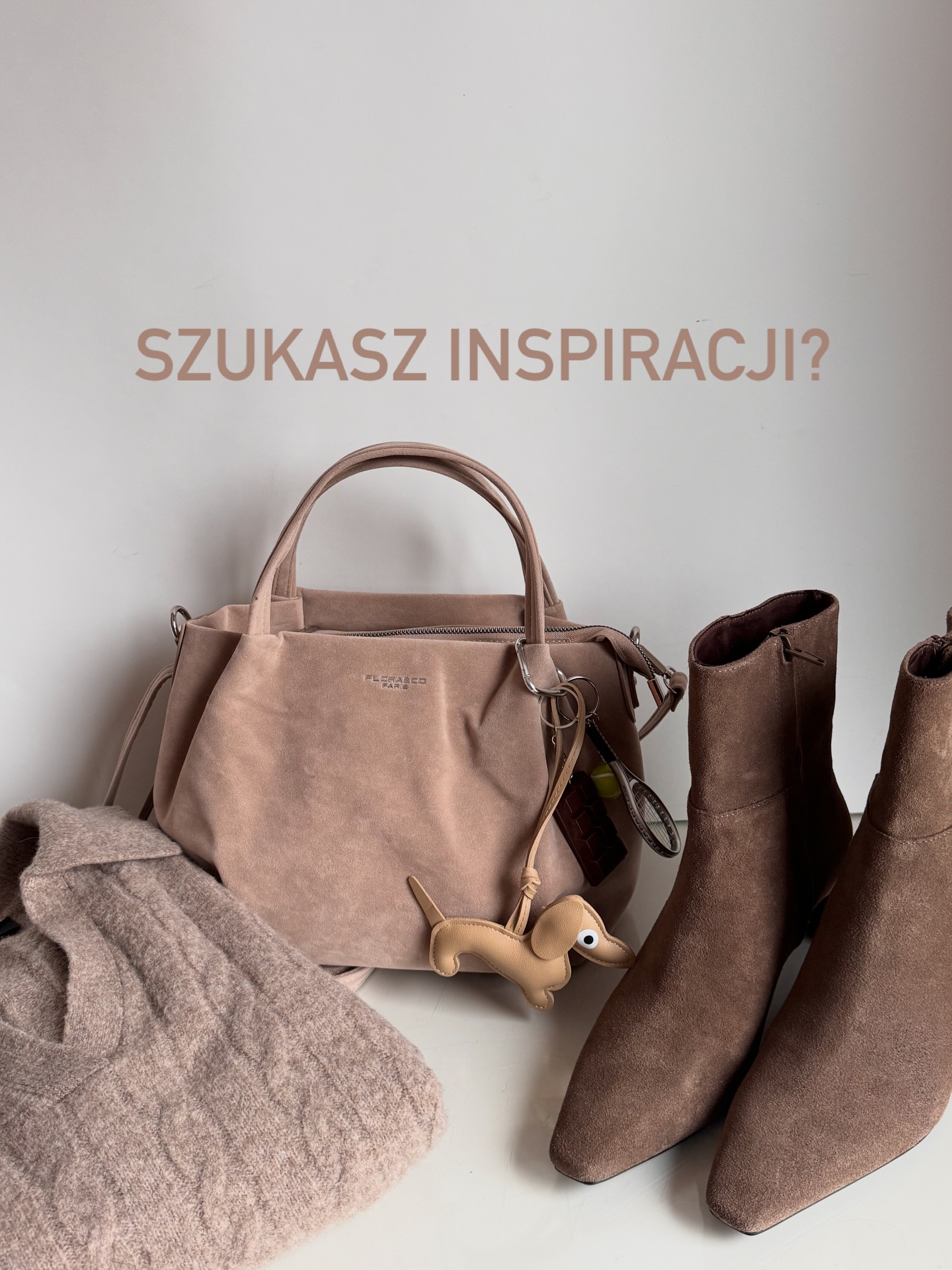 Idealny zestaw na słoneczny zimowy dzień? 

To zestaw w modnym kolorze jasnego beżo-brązu.

Torebka 👜 ochtorebki.pl 

Torebka z ekologicznego zamszu z zawieszką.
Zapinana na zamek. 
Długi pasek w zestawie. 
Zmieści format A5.

#ochtorebki #taupe #stylizacja