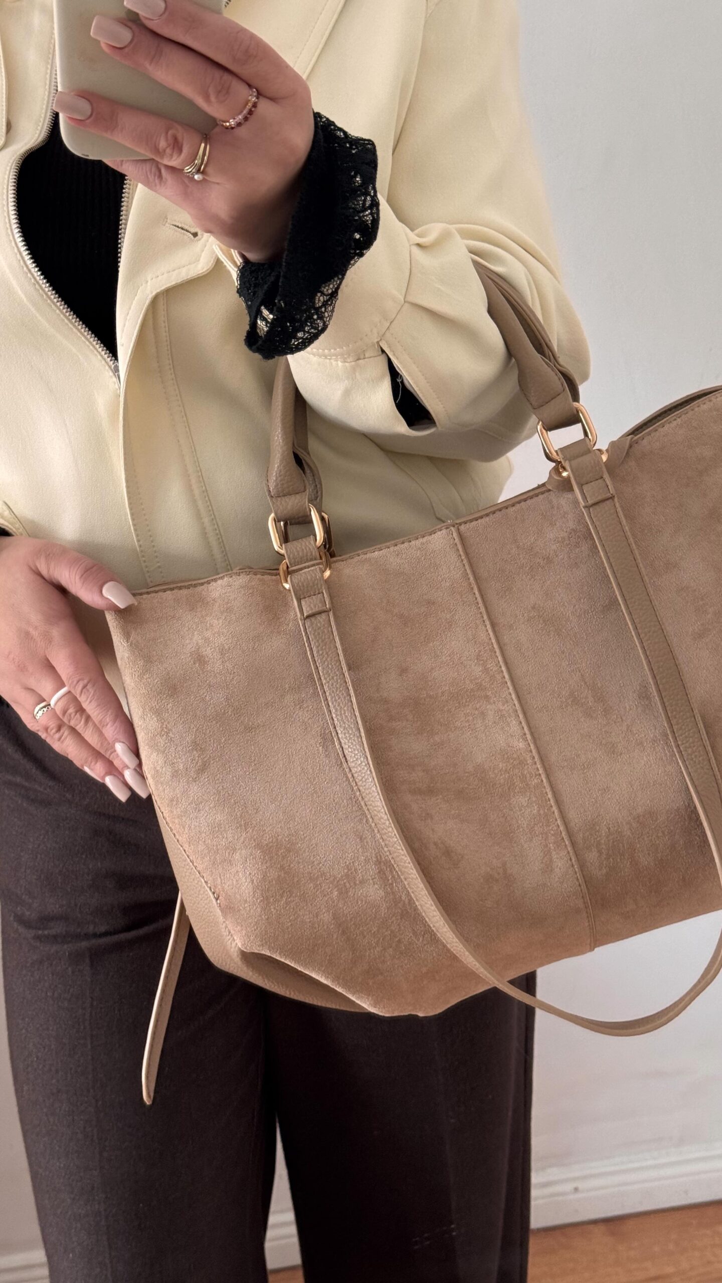 Torebka 👜 w kolorze beżowym zapinana na zamek.
Wewnątrz posiada małą saszetkę.

Można nosić w wersji węższej lub szerszej otwierając zatrzaski z boku.

Można nosić na ramieniu lub trzymać w ręce. 

I co najważniejsze mieści format A4. 

#ochtorebki #torebkadamska