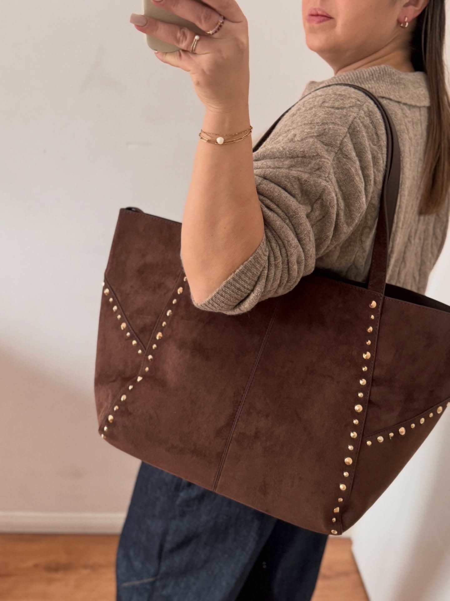 Szukasz idealnej torebki do pracy? Na studia?

Została nam ostatnia sztuka w kolorze 🍫

Czekoladowa shopper z ćwiekami.
Duża, mieści A4.
Wewnątrz dodatkowa duża kosmetyczka.

👜 napisz wiadomość lub znajdź naszą ofertę na Allegro ochtorebki_pl

#ochtorebki #torebkazćwiekami #torebka