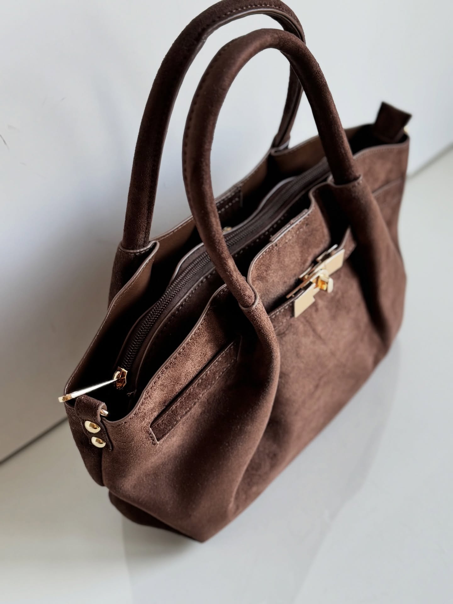 Ponownie dostępna ta piękna brązowa torebka z ekologicznego zamszu.
Można nosić do ręki lub z długim paskiem.

Zamówienia można składać na Allegro ochtorebki_pl lub napisz do nas wiadomość jeśli nie widzisz torebki na ochtorebki.pl 🤎 

Wszystkie torebki zakupione jutro do 13 zostaną wysłane natychmiast by zdążyły do Was dotrzeć na Dzień Kobiet. 
.
#ochtorebki #torebkadamska #dzienkobiet #torebka