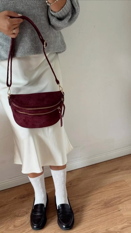 Cherry mocca - nerka w modnym bordowym kolorze.
Mieści telefon, okulary, słuchawki bezprzewodowe, chusteczki.
Idealne na spacery jesienne🤎💄❤️🍒
#ochtorebki #nerkasaszetka #torebka