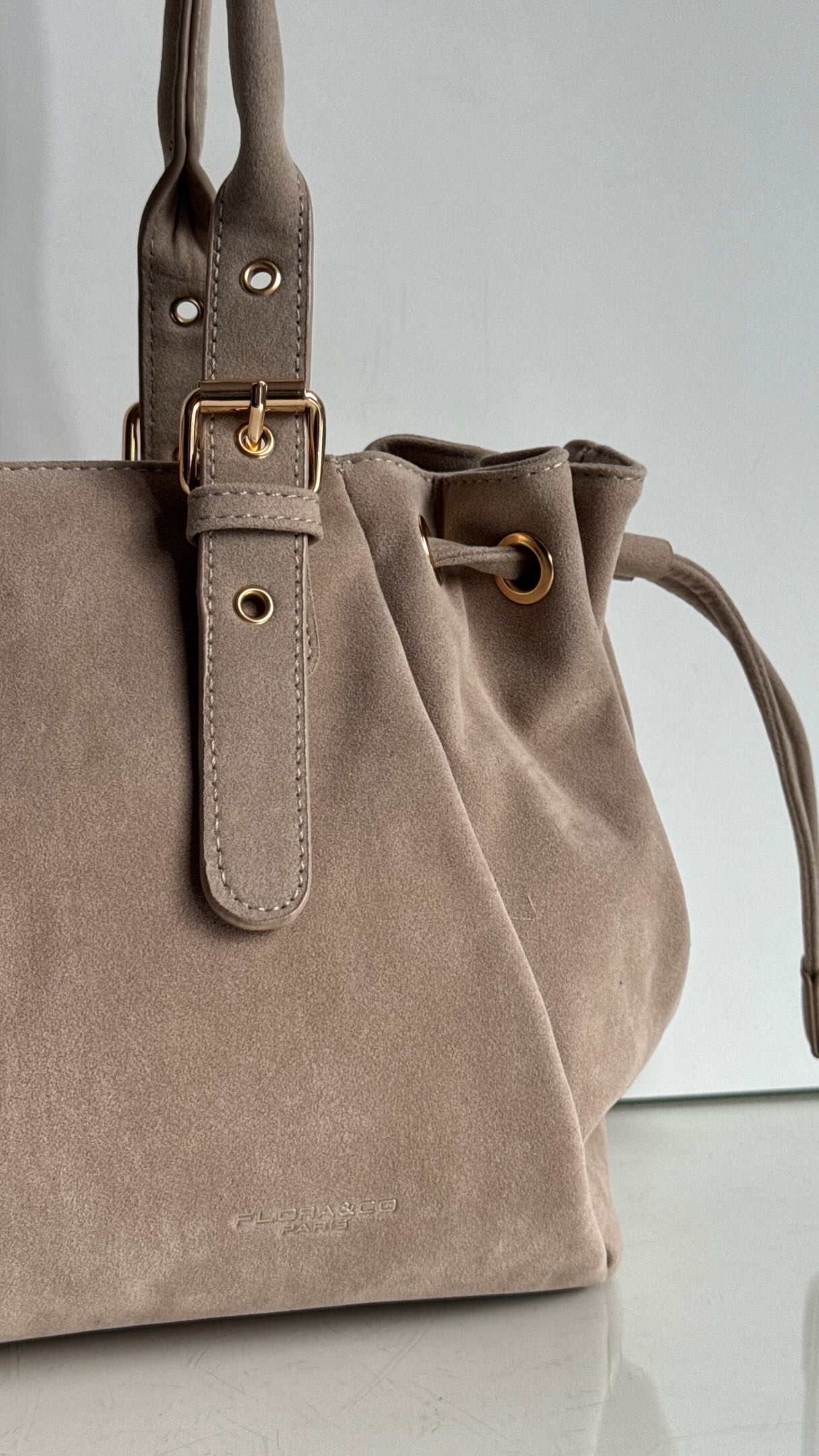 Poznaj najmodniejszy fason sezonu od Flora & Co 👜
Torebka, która łączy ponadczasowy styl, wygodę i wyjątkowy charakter — idealna na co dzień i na wyjątkowe okazje.
Dostępna w aż 4 pięknych kolorach:
🤍 beżowym
🖤 czarnym
🌸 pudrowym różu
🐫 brązowym camelowym
Zobacz nasze nowości i przygotuj razem z nami swoją garderobę na sezon jesień–zima 🍂👜
Który kolor wybierasz? 🤎🖤🌸
#FloraAndCo #ochtorebki #torebka #torebkinadzien #torebkadamska jesiennakolekcja jesiennastylizacja modnarebka modadamska jesiennylook fallfashion autumnstyle fashionbag baglover musthave nowosci nowakolekcja jesien2026 stylizacjadnia kobiecystyl modnydodatek fashioninspiration