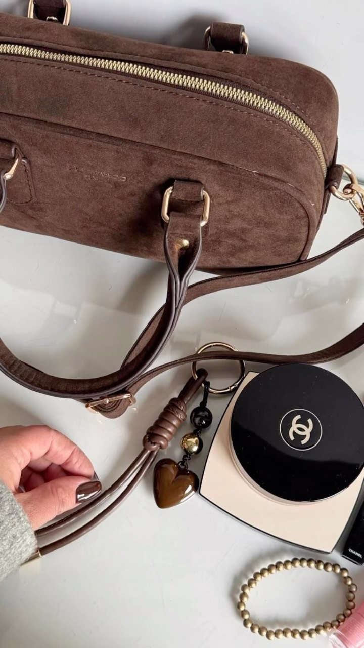 Torebka brązowa typu bowling z zawieszką 🤎👜
Pasuje idealnie do wielu jesiennych stylizacji.
🍁☕️#️⃣
#ochtorebki #torebka #czekoladowatorebka #bowlingbag bag modna stylówka