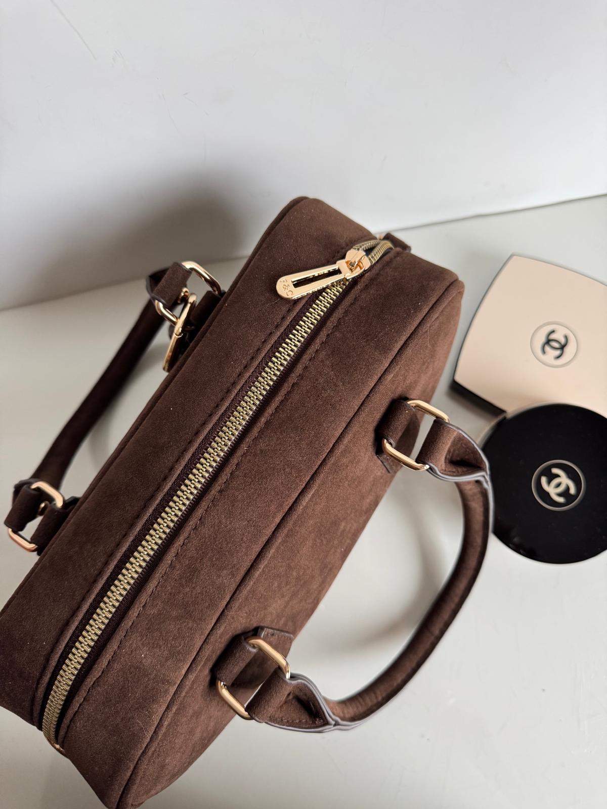 Torebka typu bowling bag czekoladowa + zawieszka - obrazek 3